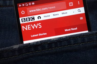 Konskie, Polonya - 17 Mayıs 2018: kot pantolon cebinde gizli smartphone üzerinde görüntülenen Bbc Web sitesi
