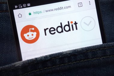 Konskie, Polonya - 17 Mayıs 2018: kot pantolon cebinde gizli smartphone üzerinde görüntülenen Reddit Web sitesi