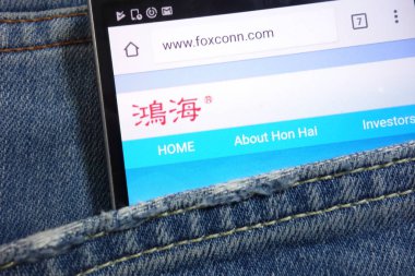 Konskie, Polonya - 17 Mayıs 2018: kot pantolon cebinde gizli smartphone üzerinde görüntülenen Foxconn Web sitesi