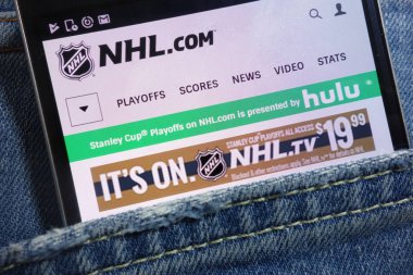 Konskie, Polonya - 17 Mayıs 2018: kot pantolon cebinde gizli smartphone üzerinde görüntülenen Nhl Web sitesi