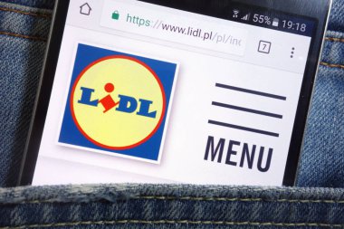 Konskie, Polonya - 17 Mayıs 2018: kot pantolon cebinde gizli smartphone üzerinde görüntülenen Lidl Web sitesi