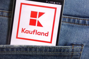 Konskie, Polonya - 17 Mayıs 2018: kot pantolon cebinde gizli smartphone üzerinde görüntülenen Kaufland Web sitesi