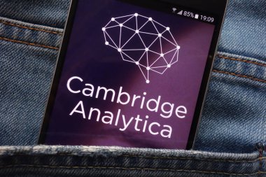 Konskie, Polonya - 18 Mayıs 2018: kot pantolon cebinde gizli smartphone üzerinde görüntülenen Cambridge Analytica Web sitesi