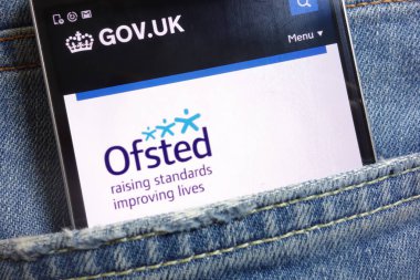 Konskie, Polonya - 18 Mayıs 2018: Office standartları eğitim, Çocuk Hizmetleri ve becerileri (Ofsted) için kot pantolon cebinde gizli smartphone üzerinde görüntülenen Web sitesi