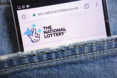 Konskie, Polonya - 18 Mayıs 2018: kot pantolon cebinde gizli smartphone üzerinde görüntülenen Milli Piyango Web sitesi