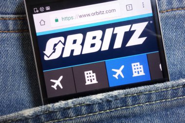 Konskie, Polonya - 18 Mayıs 2018: kot pantolon cebinde gizli smartphone üzerinde görüntülenen Orbitz Web sitesi