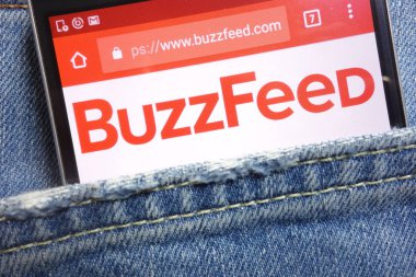 Konskie, Polonya - 18 Mayıs 2018: kot pantolon cebinde gizli smartphone üzerinde görüntülenen Buzzfeed Web sitesi
