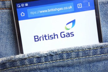 Konskie, Polonya - 18 Mayıs 2018: kot pantolon cebinde gizli smartphone üzerinde görüntülenen İngiliz gaz Web sitesi