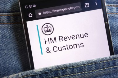 Konskie, Polonya - 18 Mayıs 2018: Hm gelir ve gümrük göstermek üstünde kot pantolon cebinde gizli smartphone Birleşik Krallık hükümeti web sitesi