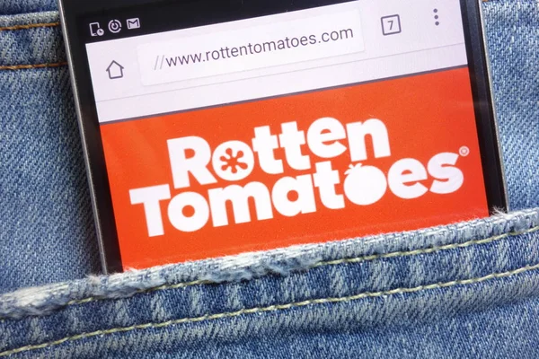 Końskie Polska Maja 2018 Witryny Rotten Tomatoes Wyświetlane Smartphone Ukryte — Zdjęcie stockowe