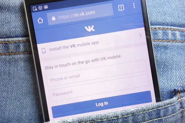 Konskie 폴란드 2018 Vkontakte 웹사이트 스마트폰 청바지 주머니에 숨겨진에 — 스톡 사진