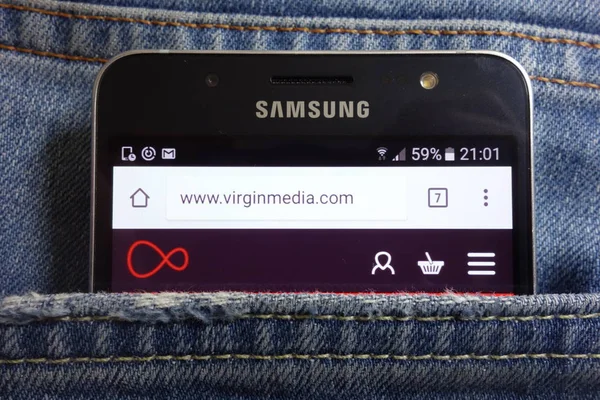 Konskie Polsko Května 2018 Virgin Media Web Zobrazen Smartphone Džínách — Stock fotografie