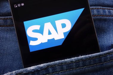 Konskie, Polonya - 19 Mayıs 2018: kot pantolon cebinde gizli smartphone üzerinde görüntülenen Sap Se Web sitesi