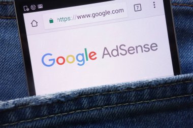 Konskie, Polonya - 19 Mayıs 2018: kot pantolon cebinde gizli smartphone üzerinde görüntülenen Google Adsense Web sitesi