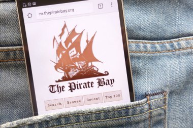 Konskie, Polonya - 19 Mayıs 2018: kot pantolon cebinde gizli smartphone üzerinde görüntülenen Pirate Bay Web sitesi