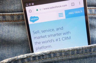 Konskie, Polonya - 19 Mayıs 2018: kot pantolon cebinde gizli smartphone üzerinde görüntülenen Salesforce Web sitesi