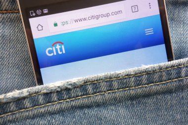 Konskie, Polonya - 19 Mayıs 2018: kot pantolon cebinde gizli smartphone üzerinde görüntülenen Citigroup Web sitesi
