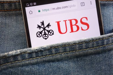 Konskie, Polonya - 19 Mayıs 2018: kot pantolon cebinde gizli smartphone üzerinde görüntülenen Ubs Web sitesi