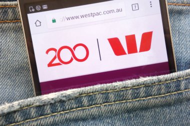 Konskie, Polonya - 19 Mayıs 2018: kot pantolon cebinde gizli smartphone üzerinde görüntülenen Westpac Web sitesi