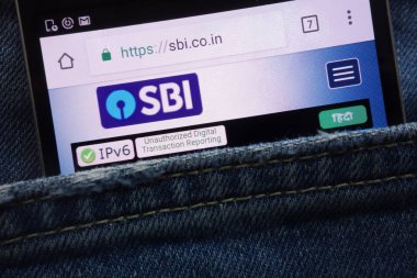 Konskie, Polonya - 19 Mayıs 2018: Devlet Bankası kot pantolon cebinde gizli smartphone üzerinde görüntülenen Hindistan (Sbi) Web sitesi
