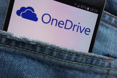 Konskie, Polonya - 01 Haziran 2018: kot pantolon cebinde gizli smartphone üzerinde görüntülenen Microsoft Onedrive Web sitesi