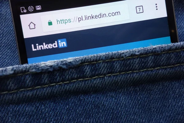 Konskie Polen Mai 2018 Linkedin Webseite Auf Smartphone Jeanstasche Versteckt — Stockfoto