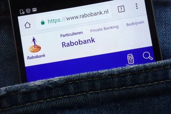 Konskie Polen Mai 2018 Rabobank Website Auf Smartphone Jeanstasche Versteckt — Stockfoto