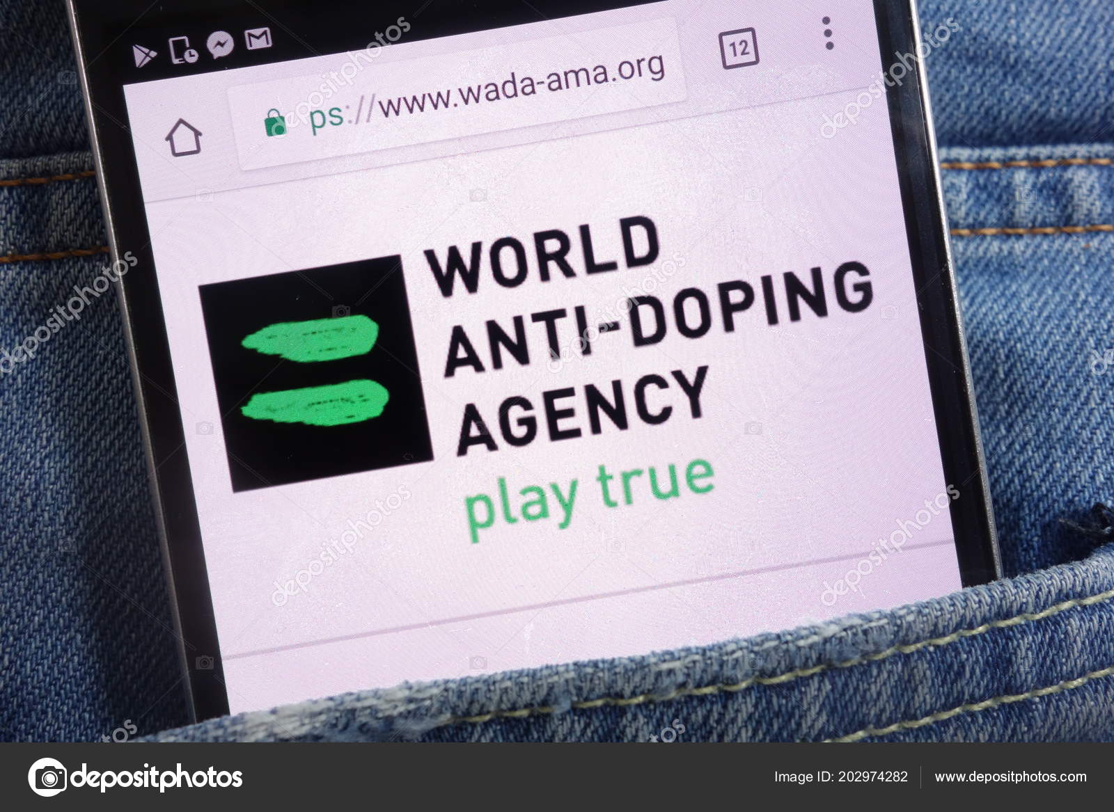ジーンズのポケットに隠されているスマート フォンに表示される Konskie ポーランド 18 Wada 世界アンチ ドーピング機構 ウェブサイト ストックエディトリアル用写真 C Piter2121