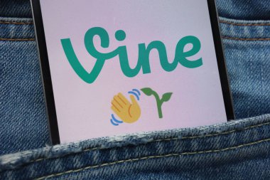 Konskie, Polonya - 01 Haziran 2018: kot pantolon cebinde gizli smartphone üzerinde görüntülenen asma logosu