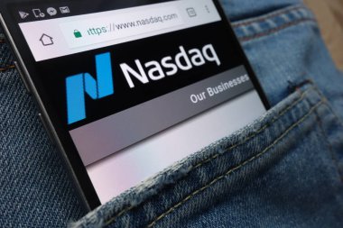 Konskie, Polonya - 01 Haziran 2018: kot pantolon cebinde gizli smartphone üzerinde görüntülenen Nasdaq Web sitesi