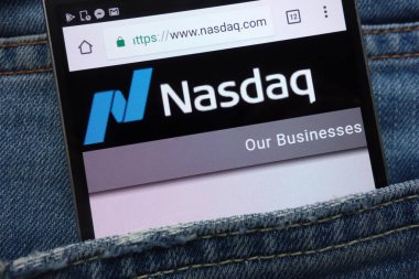 Konskie, Polonya - 01 Haziran 2018: kot pantolon cebinde gizli smartphone üzerinde görüntülenen Nasdaq Web sitesi