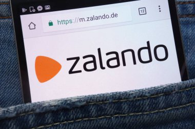 Konskie, Polonya - 01 Haziran 2018: kot pantolon cebinde gizli smartphone üzerinde görüntülenen Zalando Web sitesi