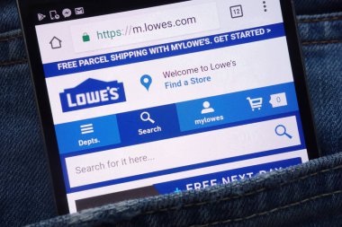 Konskie, Polonya - 01 Haziran 2018: kot pantolon cebinde gizli smartphone üzerinde görüntülenen Lowe's Web sitesi