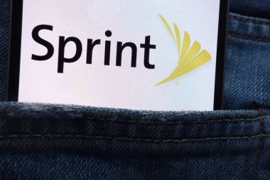 Konskie, Polonya - 01 Haziran 2018: göstermek üstünde kot pantolon cebinde gizli smartphone Sprint logosu