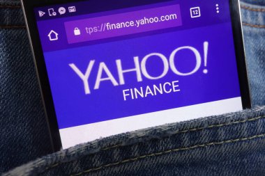 Konskie, Polonya - 01 Haziran 2018: kot pantolon cebinde gizli smartphone üzerinde görüntülenen Yahoo Finance Web sitesi