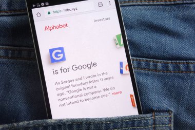 Konskie, Polonya - 01 Haziran 2018: kot pantolon cebinde gizli smartphone üzerinde görüntülenen alfabe A.ş. Web sitesi