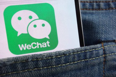 Konskie, Polonya - 01 Haziran 2018: kot pantolon cebinde gizli smartphone üzerinde görüntülenen Wechat logosu