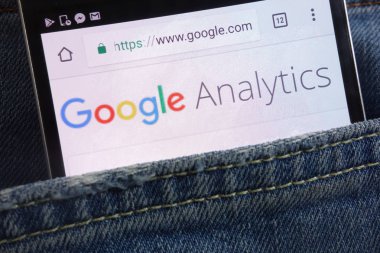 Konskie, Polonya - 01 Haziran 2018: kot pantolon cebinde gizli smartphone üzerinde görüntülenen Google Analytics Web sitesi