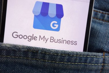 Konskie, Polonya - 01 Haziran 2018: kot pantolon cebinde gizli smartphone üzerinde görüntülenen Google My iş logo