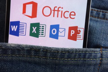 Konskie, Polonya - 01 Haziran 2018: kot pantolon cebinde gizli smartphone üzerinde görüntülenen Microsoft Office logosu