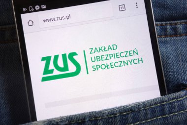 Konskie, Polonya - 01 Haziran 2018: kot pantolon cebinde gizli smartphone üzerinde görüntülenen Zus (Lehçe sosyal güvenlik) Web sitesi