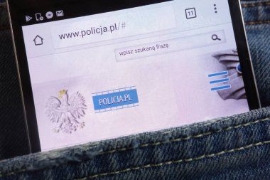 Konskie, Polonya - 01 Haziran 2018: kot pantolon cebinde gizli smartphone üzerinde görüntülenen Policja (Lehçe polis) Web sitesi