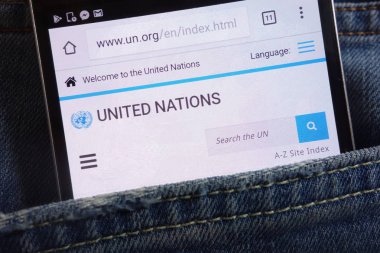 Konskie, Polonya - 01 Haziran 2018: kot pantolon cebinde gizli smartphone üzerinde görüntülenen Birleşmiş Milletler Web sitesi