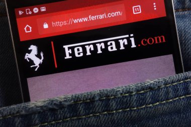 Konskie, Polonya - 01 Haziran 2018: kot pantolon cebinde gizli smartphone üzerinde görüntülenen Ferrari Web sitesi
