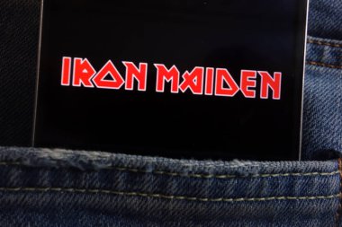 Konskie, Polonya - 01 Haziran 2018: kot pantolon cebinde gizli smartphone üzerinde görüntülenen Iron Maiden'ın logosu