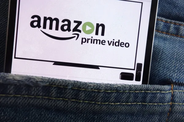 Konskie 2018年6月01日 亚马逊主要视频标志显示在智能手机隐藏在牛仔裤口袋里 — 图库照片