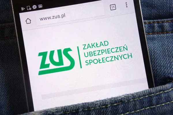 Konskie, Polonya - 01 Haziran 2018: kot pantolon cebinde gizli smartphone üzerinde görüntülenen Zus (Lehçe sosyal güvenlik) Web sitesi