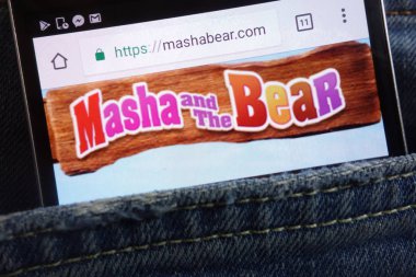 Konskie, Polonya - 01 Haziran 2018: kot pantolon cebinde gizli smartphone üzerinde görüntülenen Masha ve Bear Web sitesi