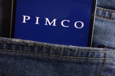 Konskie, Polonya - 01 Haziran 2018: kot pantolon cebinde gizli smartphone üzerinde görüntülenen Pimco logosu