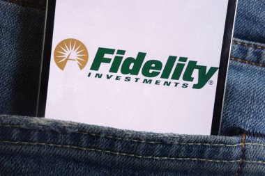 Konskie, Polonya - 01 Haziran 2018: kot pantolon cebinde gizli smartphone üzerinde görüntülenen Fidelity Investments logosu